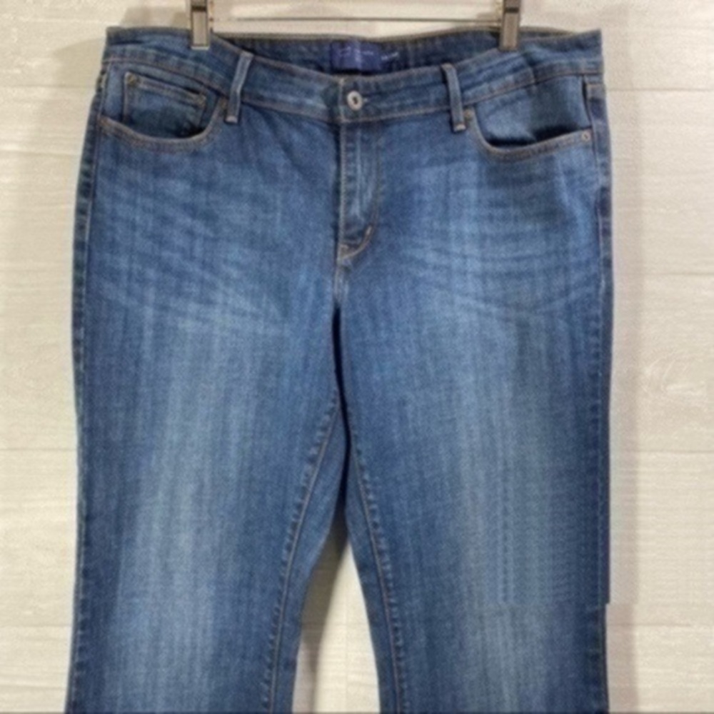Levi’s women’s slight curve classic boot cut jean
Size 14/32 color Blue - Picture 3 of 9